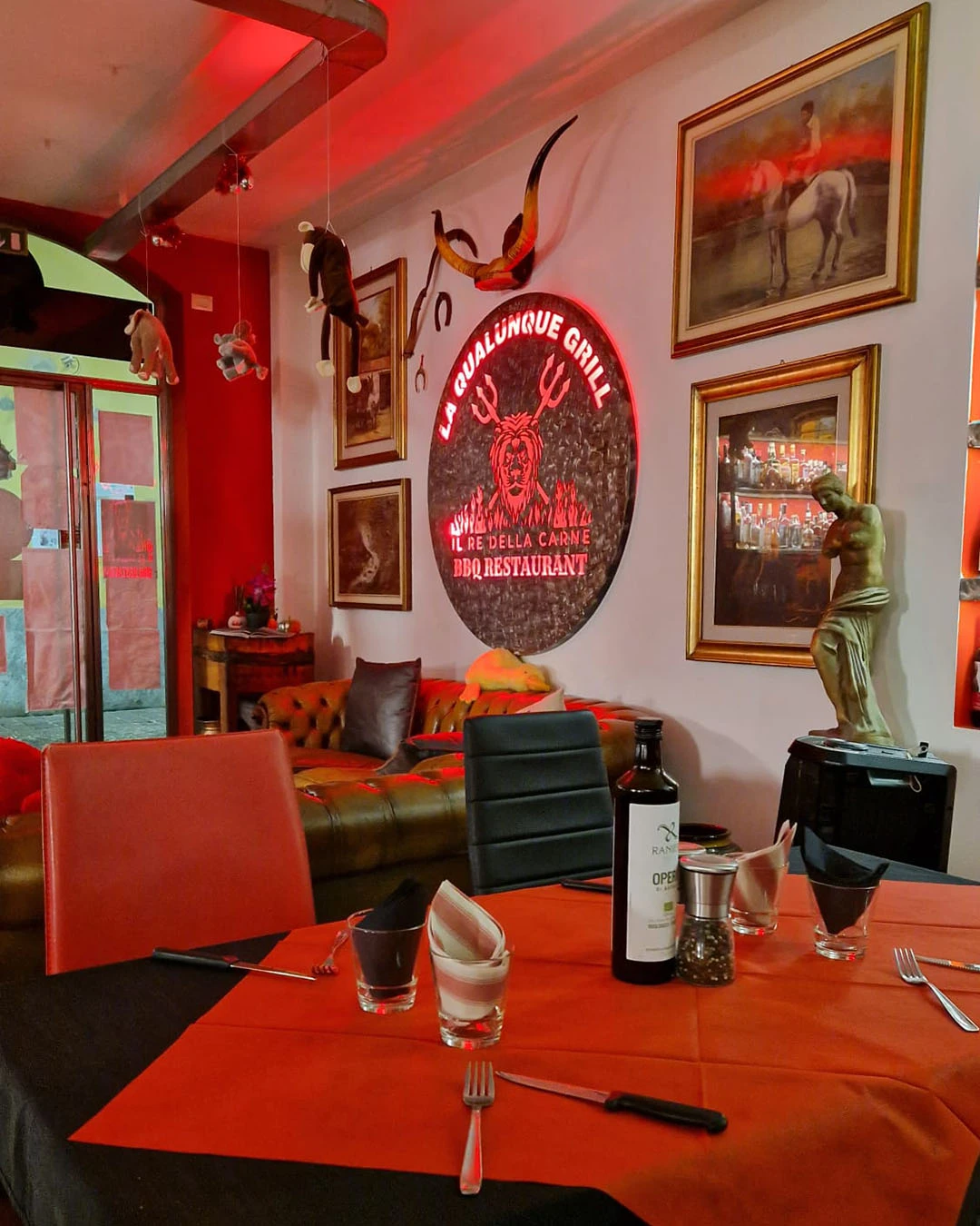 ristorante-carne-rho-la-qualunque-grill-arredamento-particolare-trasgressivo-milano