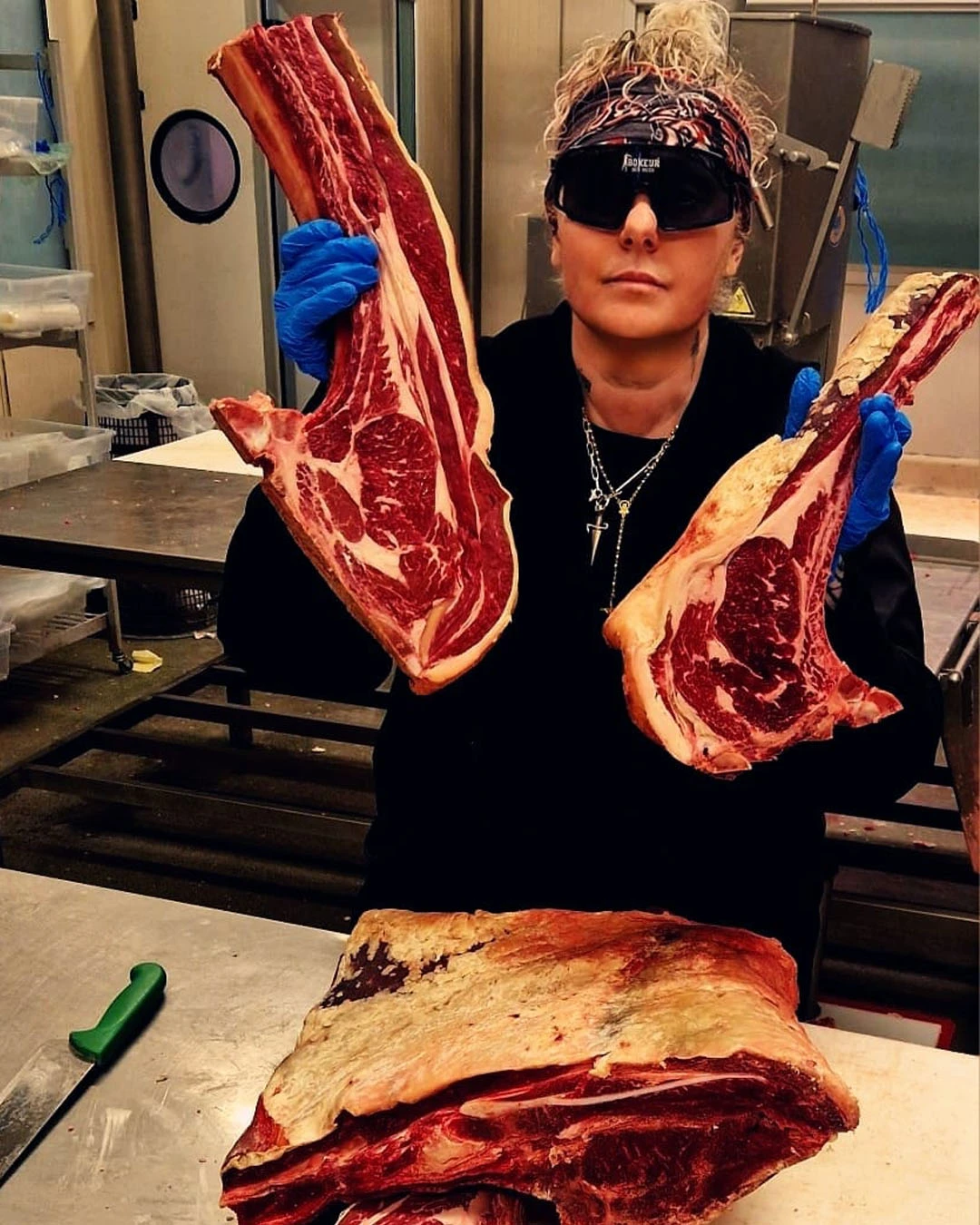 king-annalisa-macellaio-griglia-in-prima-persona-rho-trasparenza-carne-alla-brace-ristorante-la-qualunque