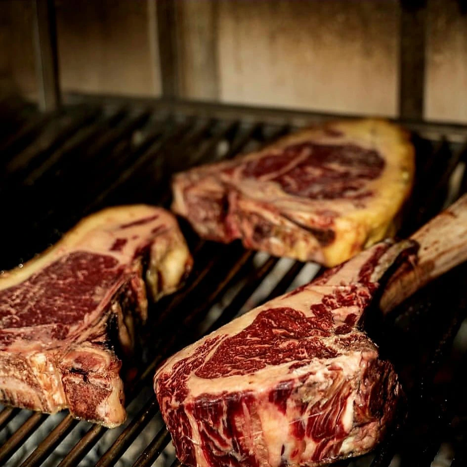Fiorentina alla griglia tomahawk alla brace del ristorante la qualunque grill rho milano
