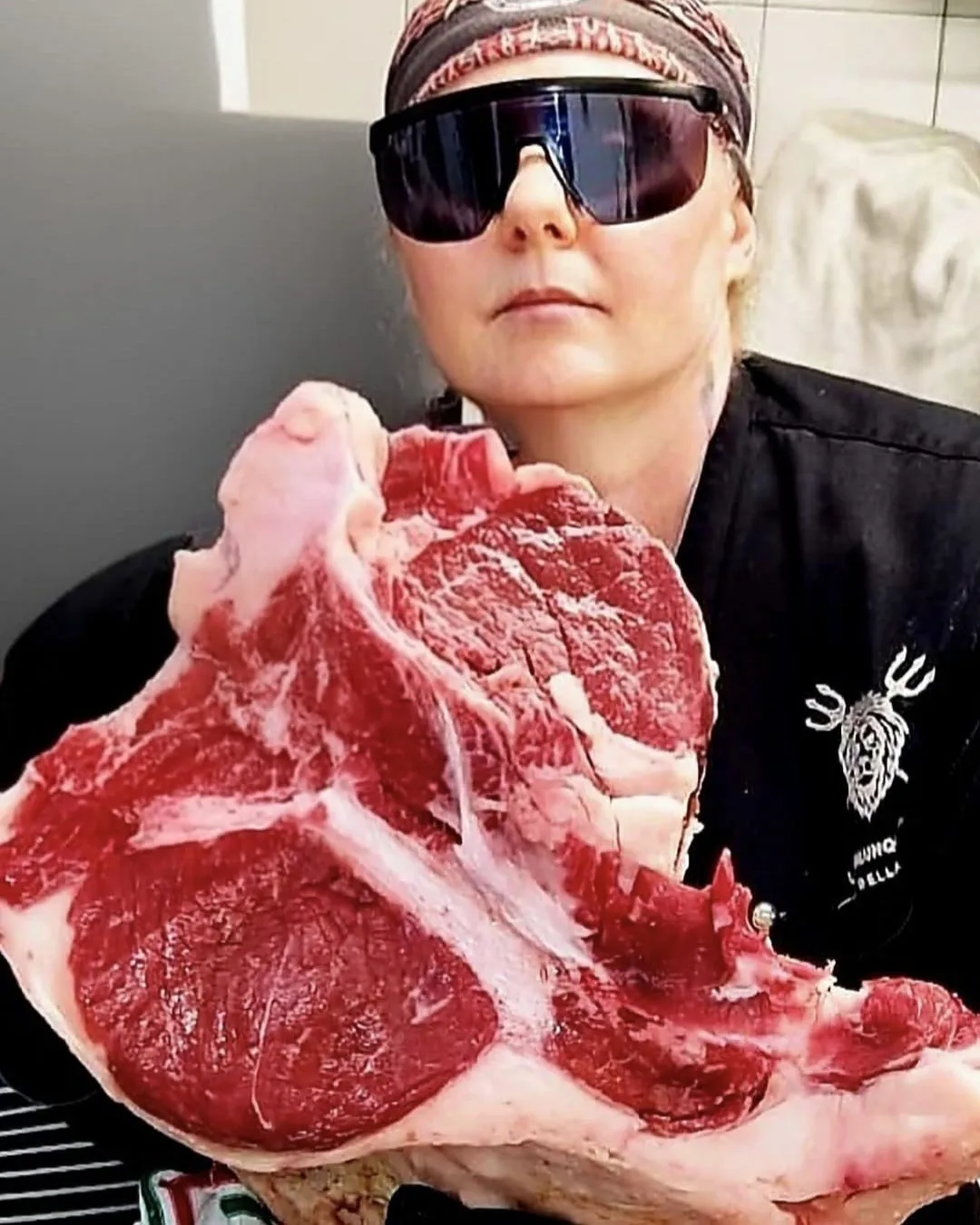 Annalisa The King titolare La Qualunque Grill griglia la carne alla brace - macellaia e chef Rho