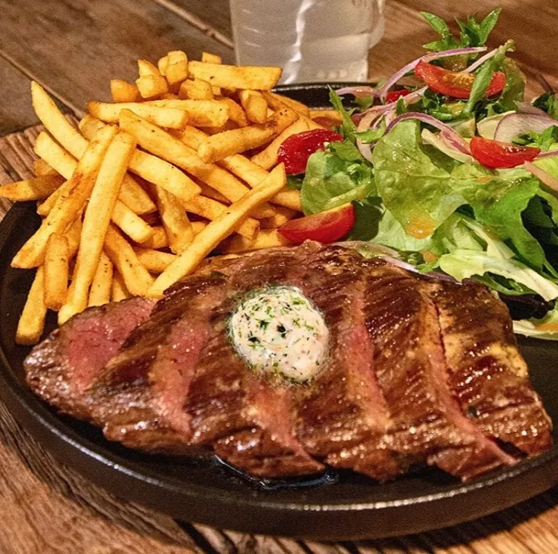 Angus con patatine e insalata